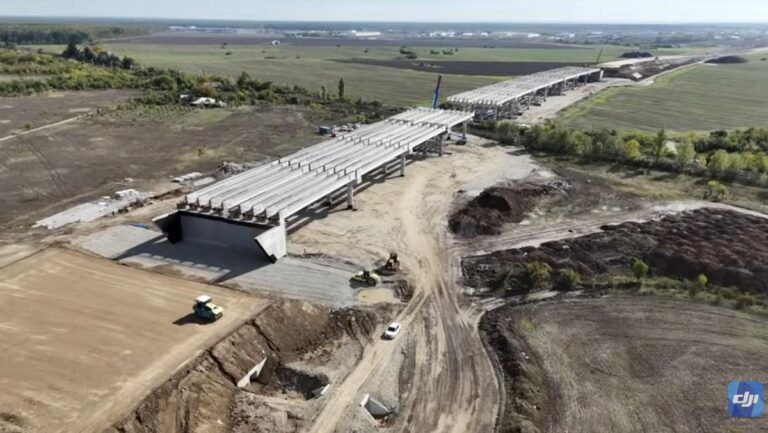 Progres pe Autostrada A0: tablierul metalic montat la pasajul peste calea ferată București–Constanța