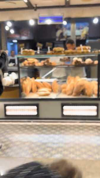 Șobolan surprins în vitrina unei brutării din București, în mijlocul unei situații neobișnuite