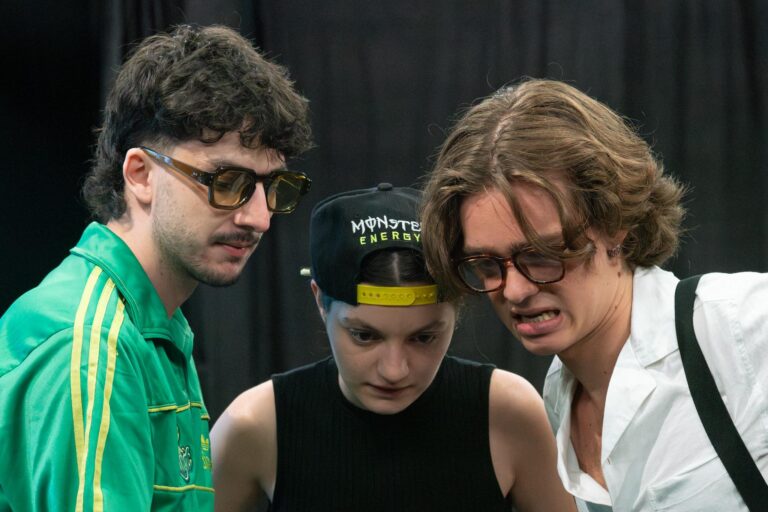 Spectacol de teatru pentru liceeni inspirat de revenge porn: „In a Relationship cu #BROSCOIUL” debutează în București