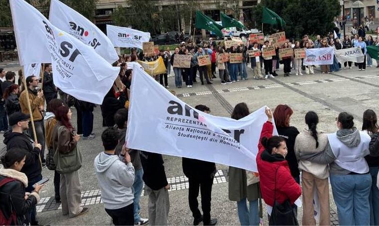 Studenţii protestează joi în Piaţa Victoriei. Ei sunt nemulţumiţi de scăderea burselor şi de limitarea reducerilor de transport