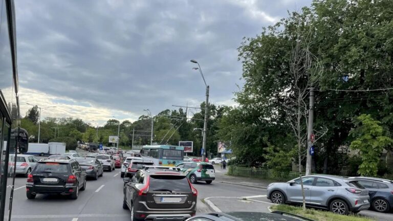 Taxă specială pentru șoferii fără înmatriculare în București sau Ilfov, propusă de Primărie