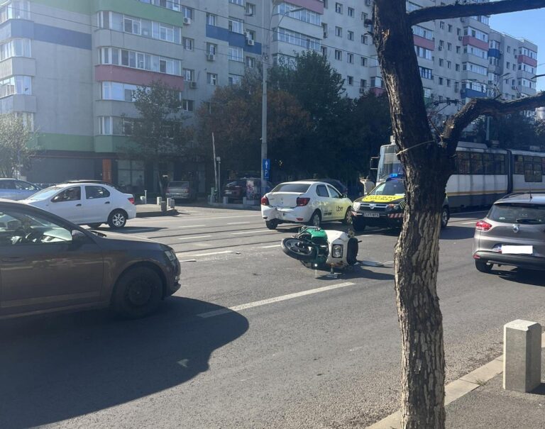 Tramvaie blocate pe Șoseaua Olteniței, după un accident cu două mașini și-un livrator. Liniile 1 și 10, deviate