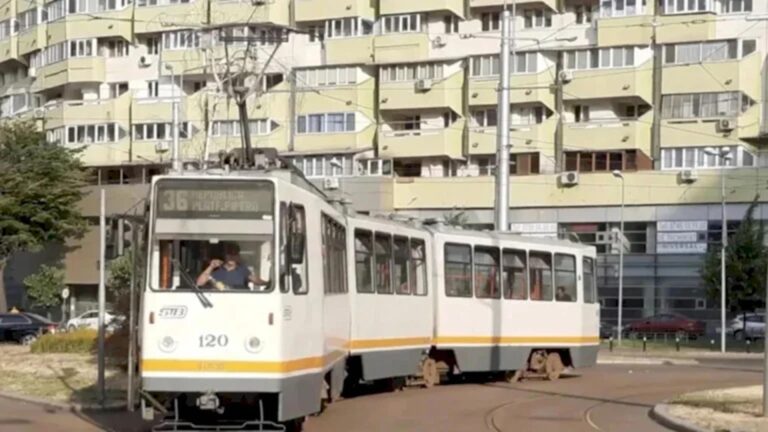 Tramvaiele liniilor 17 și 36, blocate pe Strada Maica Domnului din cauza unui incendiu