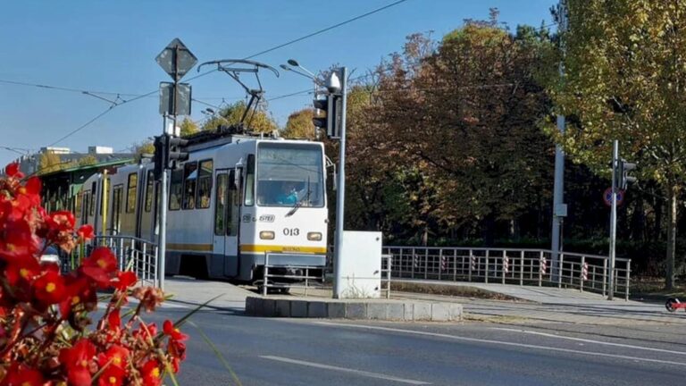 Un camion a rămas defect pe șinele de tramvai, la Pasaj Mărășești