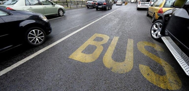 Un consilier local bucureștean vrea ca autoturismele cu minim patru persoane să poată circula şi pe benzile speciale de transport în comun