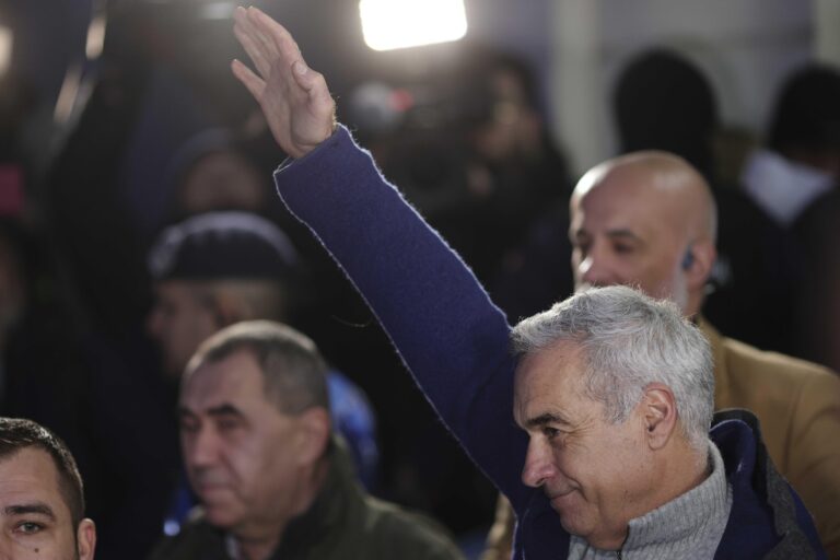 Un deputat solicită arestarea preventivă a lui Călin Georgescu pentru un salut legionar