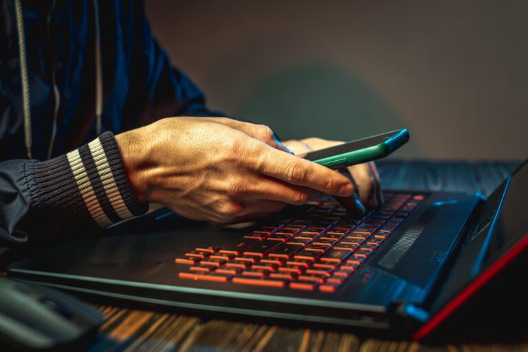 Un tânăr reținut pentru fraudă bancară prin identitate falsă