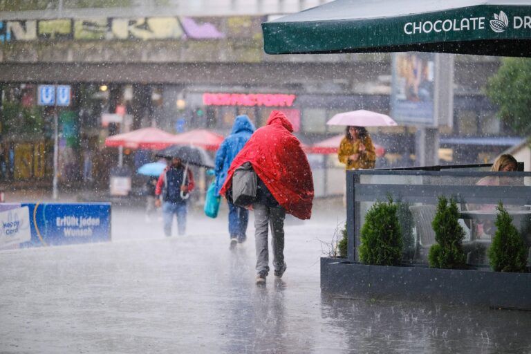 Vreme extremă în România: Cod roșu de ploi abundente și inundații în sud-estul țării