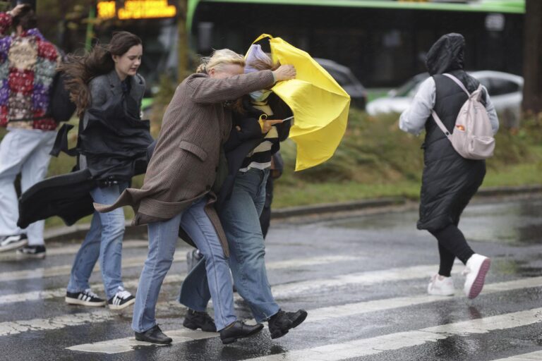 Zile libere pentru părinți în caz de vreme nefavorabilă. Care sunt condițiile