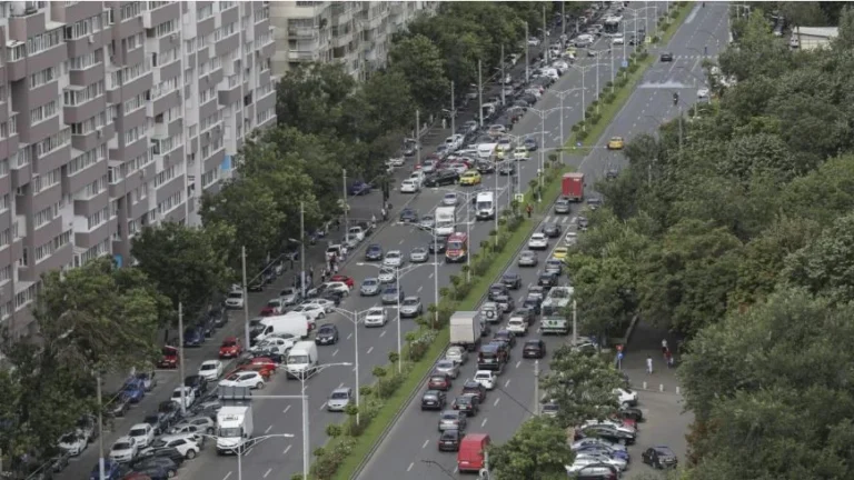 Haos pe Bulevardul Iuliu Maniu, după ruperea cablurilor STB la intersecția cu Moinești. Trafic restricționat, intervenție a pompierilor și poliției