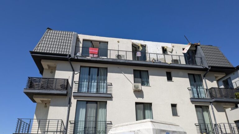 OTOPENI | Dosar penal după ce o femeie a fost ucisă în casă de un acoperiș smuls de vânt. Primăria a mușamalizat incidentul