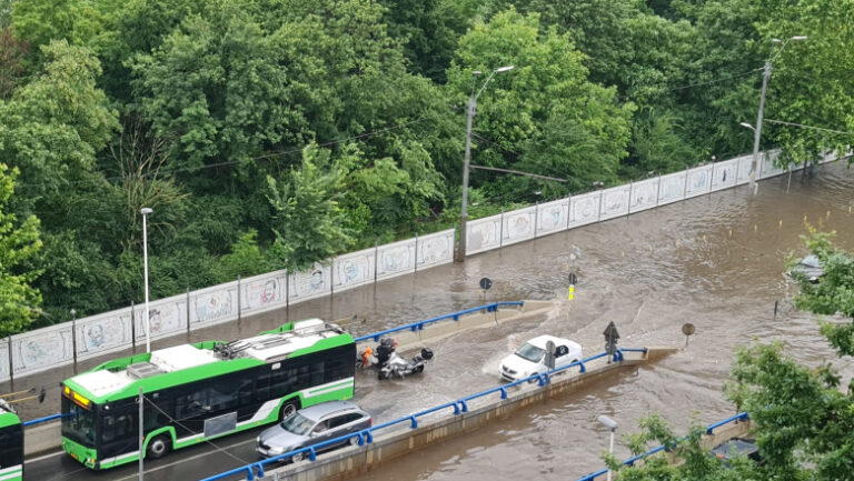 Tramvaie, troleibuze și autobuze inundate pe traseele din București. Călătorii nemulțumiți de condițiile de transport
