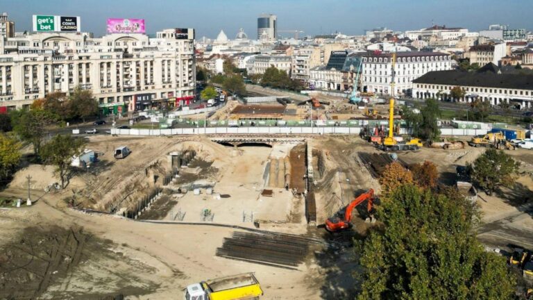 60% din planșeul vechi și deteriorat de la Unirii, demontat. În același timp, PS4 devine autoritatea contractantă pentru extinderea tramvaiului de la Piața Sf. Vineri până la Mitropolie