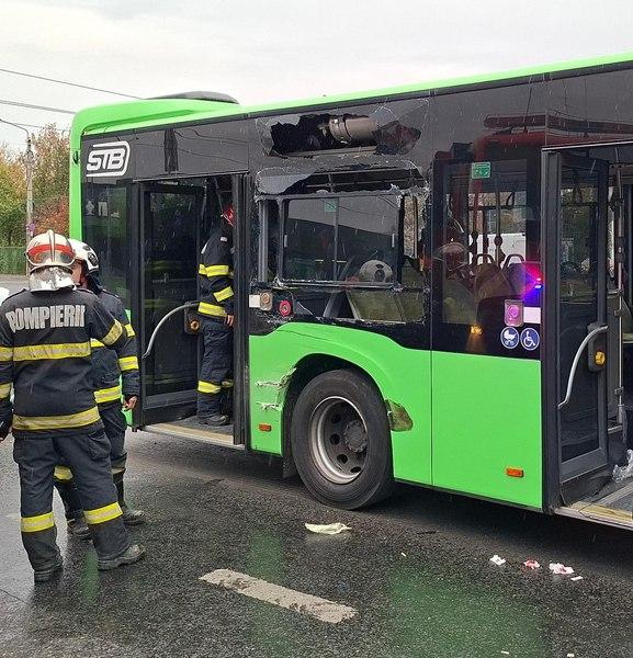 Accident grav în Capitală: Opt persoane rănite în coliziunea dintre un tramvai și un autobuz STB