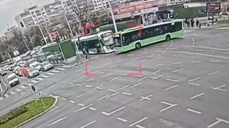 Accident grav între un tramvai și un autobuz în București