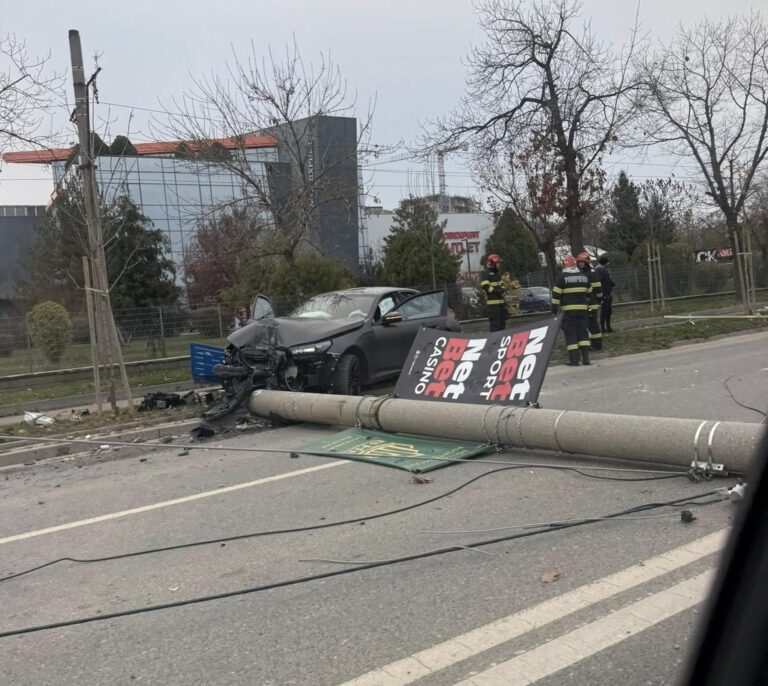 Accident grav pe Șoseaua Petricani: O șoferiță a pierdut controlul mașinii și a dărâmat un stâlp de iluminat