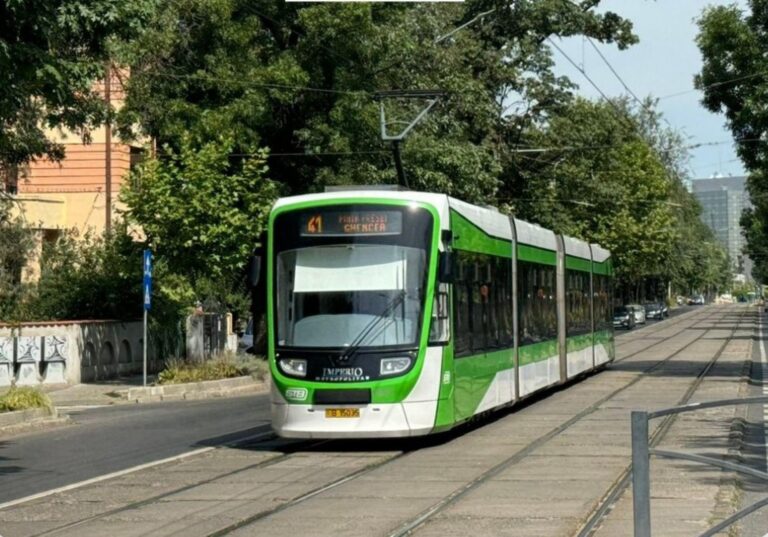 Accident grav pe linia 41. Victimă la trecerea de pietoni, coadă imensă de tramvaie, linia navetă 641 activată