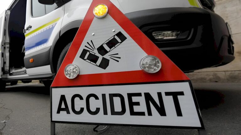 Accident între tramvai și autoturism în București, provocând haos în trafic