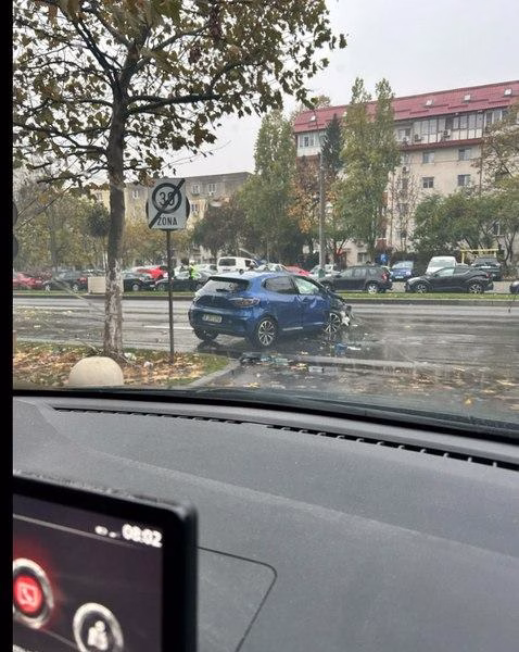 Accident rutier pe Bulevardul Constantin Brâncoveanu: o șoferiță de 66 de ani s-a răsturnat