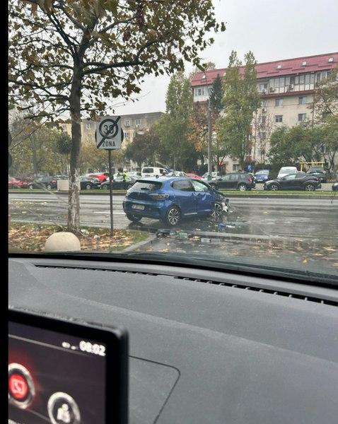 Accident rutier pe Bulevardul Constantin Brâncoveanu: o șoferiță de 66 de ani s-a răsturnat