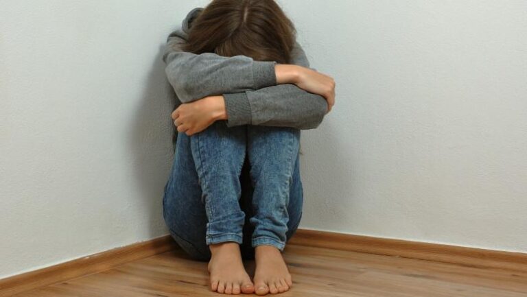 Adolescentă de 16 ani, victima unei agresiuni sexuale de către antrenorul său de lupte libere în București