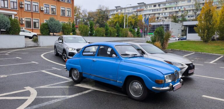 Apariție inedită la RAR București-Grivița: O mașină SAAB 96. „Micuța Lacrimă” din ’73 a atras toate privirile