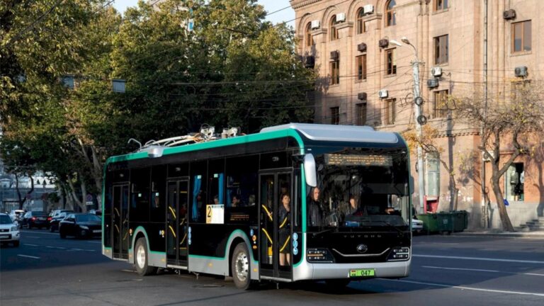 Autobuzele electrice Yutong pot fi controlate de la distanță, iar Primăria Capitalei achiziționează 22 de troleibuze