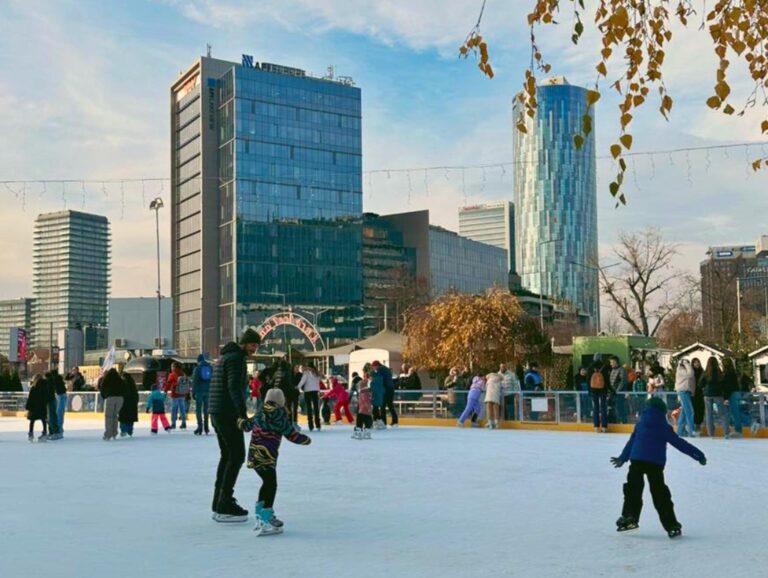 Caro IceLand, patinoarul hotelului din nordul Bucureștiului, se deschide în weekend ⛸️ Lista prețurilor și programul pentru sezonul 2025 – 2026
