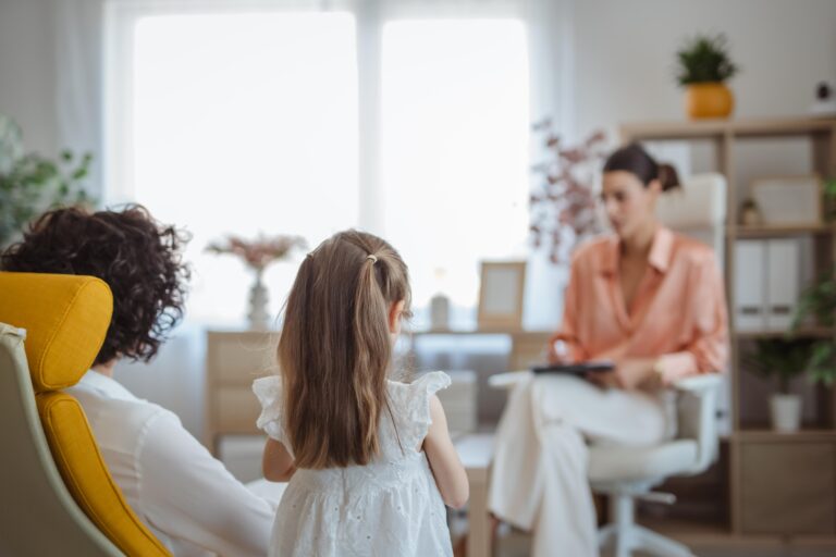 Ce salariu primește un asistent maternal în România. Condițiile de angajare și situațiile în care venitul lunar poate crește