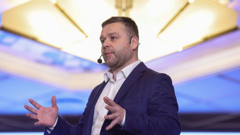 Ciprian Ciucu invită primii cinci candidați din sondaje la o dezbatere: „Haideți să discutăm despre viziuni și proiecte”