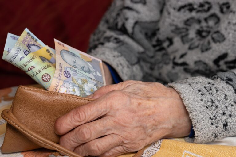 Comisioanele pentru pensiile plătite în numerar sunt de 10 ori mai mari. Apelul ministrului Muncii către pensionari