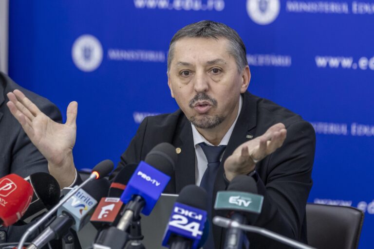 Daniel David afirmă că salariile profesorilor nu vor fi reduse: „Educația a contribuit la eficientizarea financiară”