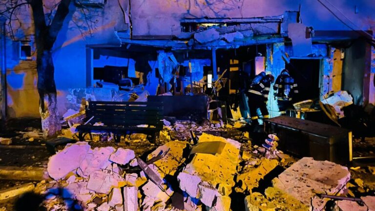Explozie într-un bloc din Buftea. Echipajele de intervenție sunt la fața locului și asigură zona