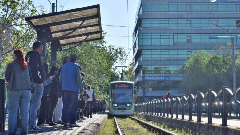 Gestul emoționant al unui vatman din București care a ajutat două persoane cu dizabilități