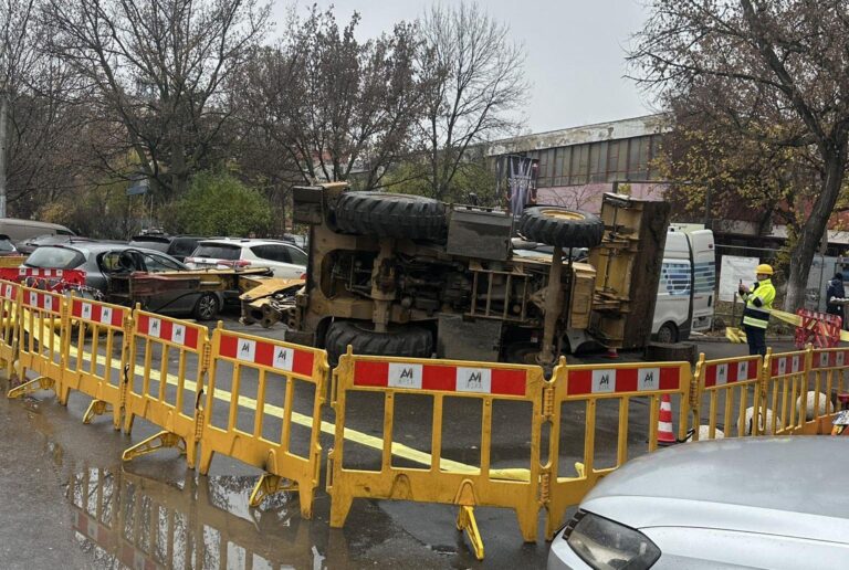 Incident pe Splaiul Independenței: Excavator răsturnat peste mașini