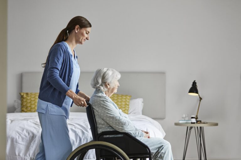 Îngrijiri medicale la domiciliu pentru neasigurați: Ce include pachetul minimal CNAS