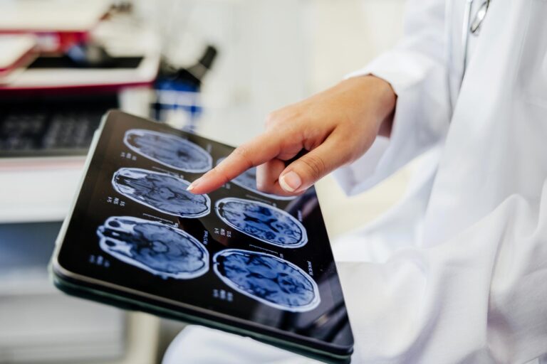 Intervenție medicală inovatoare la Spitalul Bagdasar-Arseni: operație cerebrală cu pacientul conștient