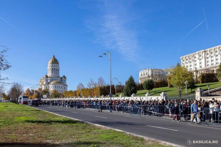 Mii de pelerini așteaptă ore în șir la Catedrala Națională