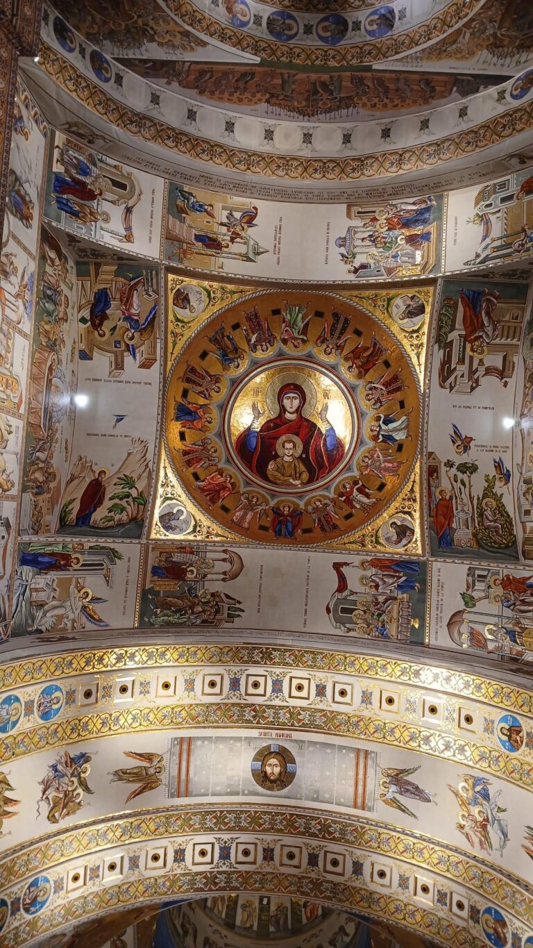 O experiență memorabilă la Catedrala Națională: 4 ore de așteptare și momente inedite