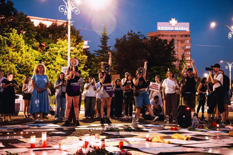 Protest anti-femicid în Piața Victoriei, cu apeluri pentru adoptarea urgentă a legii de prevenire a violenței asupra femeilor