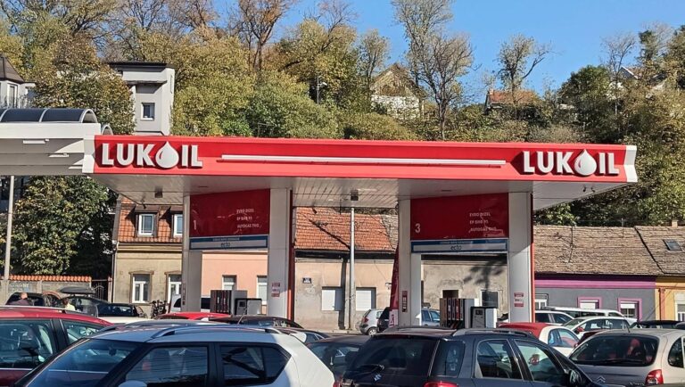 România se aliniază sancțiunilor SUA împotriva Lukoil. Măsurile anunțate de Guvern