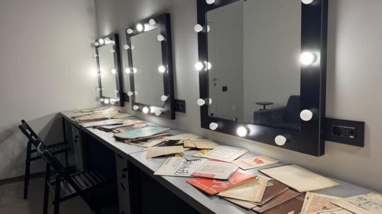 Se ridică pentru prima oară cortina la Teatrul Grivita 53. Primele bilete s-au pus în vânzare, sala mare se deschide publicului, în decembrie, cu spectacolul „5+3=9”