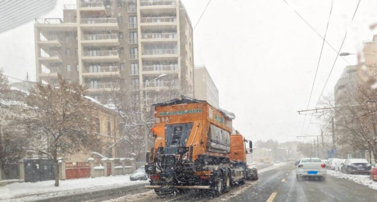 Sector 1 | Programul de dezăpezire a fost aprobat de Consiliul Local. Este reintrodusă taxa de așteptare a ninsorii. Dacă nu ninge, 30 de utilaje vor fi folosite pentru curățenie