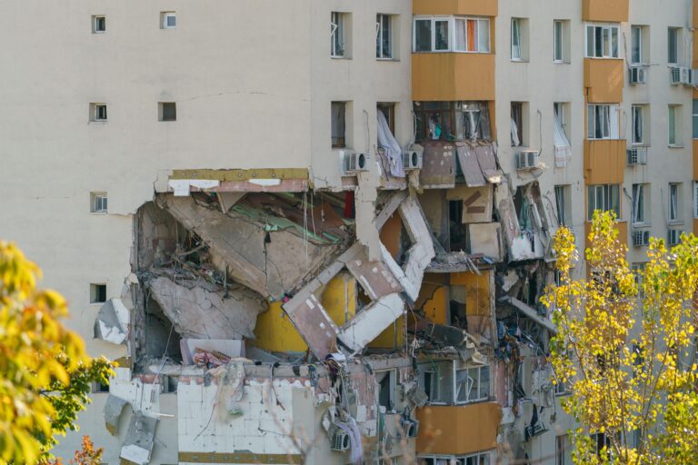 Sprijin continuu pentru locatarii afectați de explozia din Rahova: 27 de familii cazate, iar pentru alte 17 se decontează chiriile