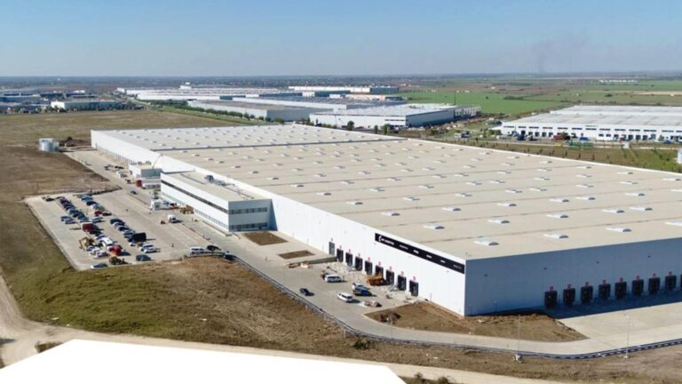 Un depozit automatizat de lângă București s-a redeschis, dotat cu aproape 1.100 de roboți