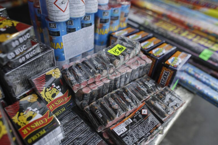 Utilizarea petardelor se va sancționa cu amenzi de până la 7.500 de lei și închisoare. Care sunt excepțiile?