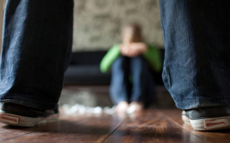 Violența și sărăcia: un cerc vicios care afectează România