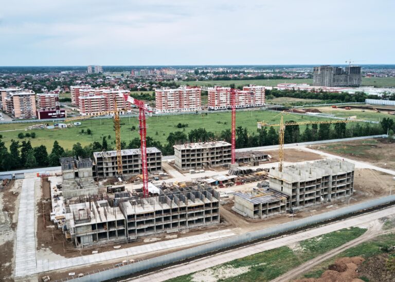 Volumul lucrărilor de construcții a crescut cu 9% în 2025. „Se repară mult, dar proiectele noi stagnează și prețurile locuințelor urcă”