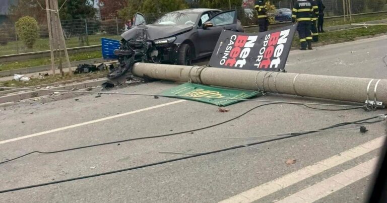 Accident pe Șoseaua Petricani: O șoferiță a intrat cu mașina într-un stâlp de electricitate, trafic restricționat