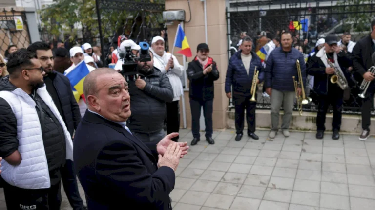 Petrecere cu taraf la Biroul Electoral: Gigi Nețoiu și-a depus candidatura pentru Primăria Capitalei, susținut de Eugen Teodorovici